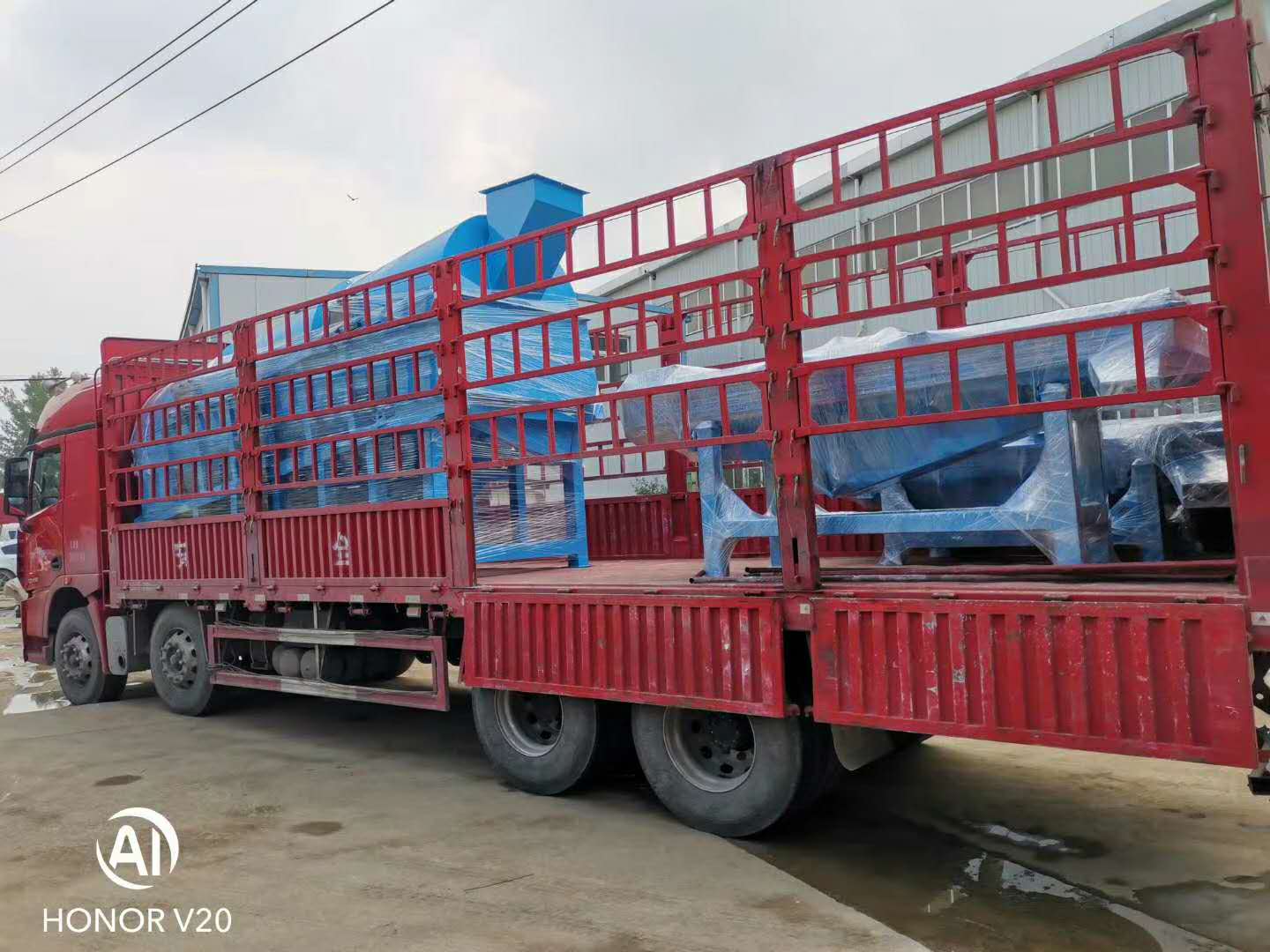 遼寧客戶滾筒篩和直線篩裝車(chē)發(fā)貨現(xiàn)場(chǎng)