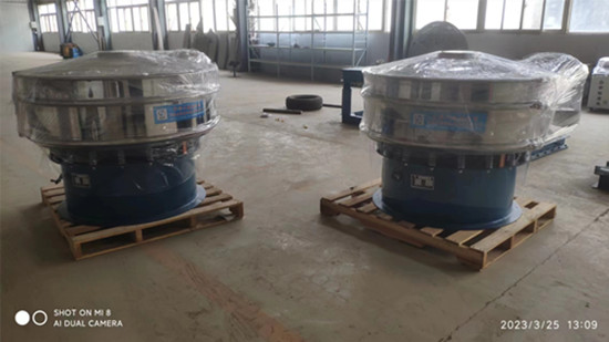 兩 臺1000mm全不銹鋼的和兩 臺1200mm的三元次振動篩,已經裝車發(fā)貨